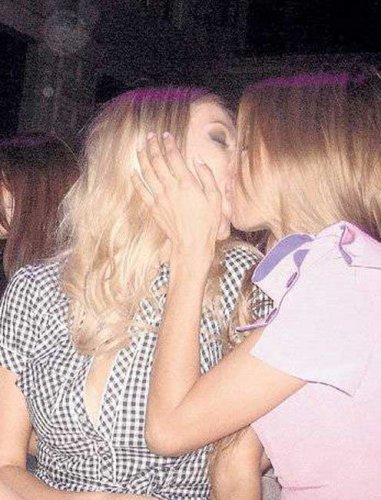 Мария Кожевникова и Виктория Боня целуются в клубе
