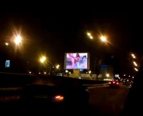 Порно ролик на рекламном щите в центре Москвы
