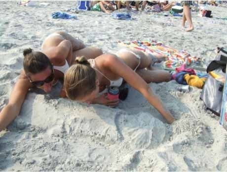 Девушки развлекаются на пляже (прикольные фото)
