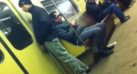Девушки в московском метро спалили узбека как тот дрочил