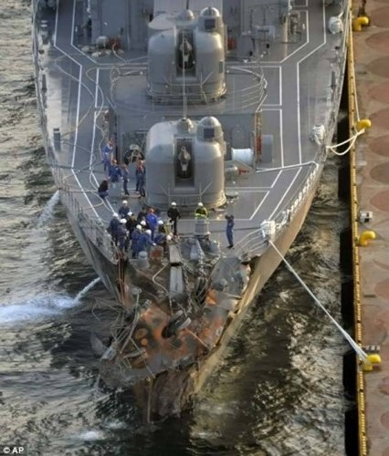 Японский эсминец не смог разойтись с сухогрузом из Кореи