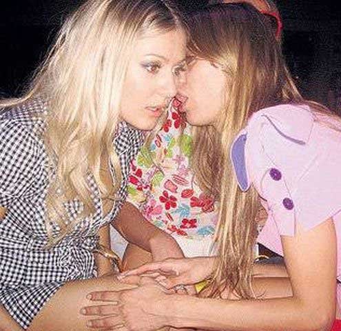 Мария Кожевникова и Виктория Боня целуются в клубе