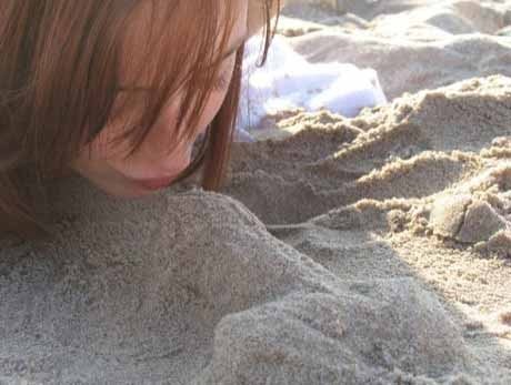 Девушки развлекаются на пляже (прикольные фото)