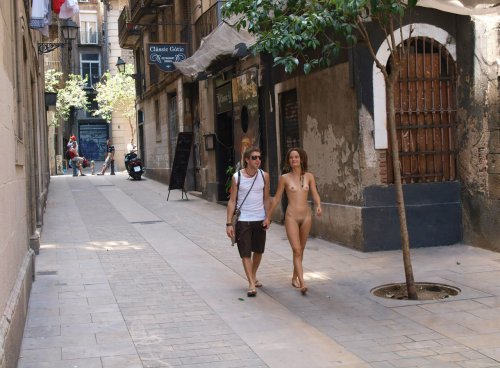 Публичные фото голых девушек на улице