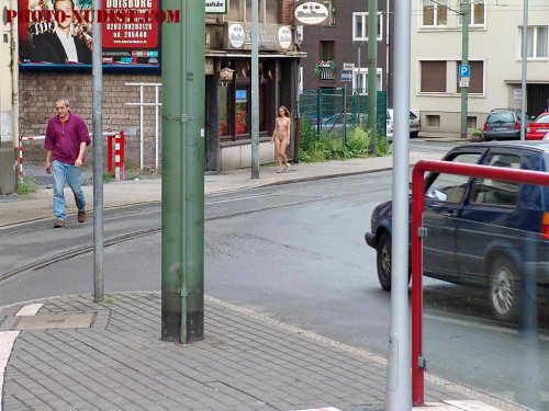 Публичные фото голых девушек на улице