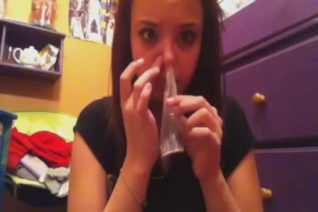 Студентка всасывает носом использованный презерватив и вынимает его через глотку