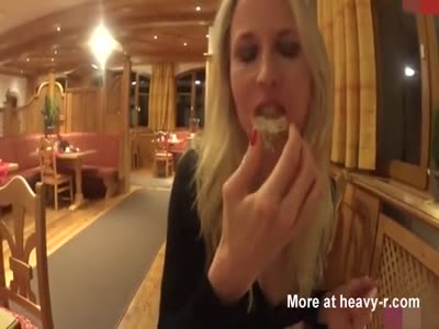 Блондинка ест сперму парня в ресторане
